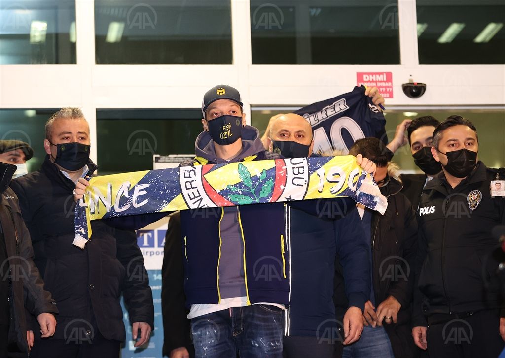Fenerbahçe’nin transfer görüşmelerine başlandığını açıkladığı Mesut Özil,”Çok heyecanlıyım. Çünkü ben her zaman Fenerbahçeliydim”
