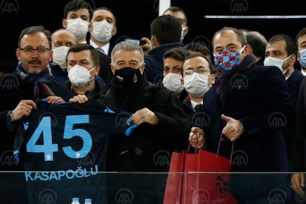 Bakan Kasapoğlu’na Trabzonspor forması hediye edildi