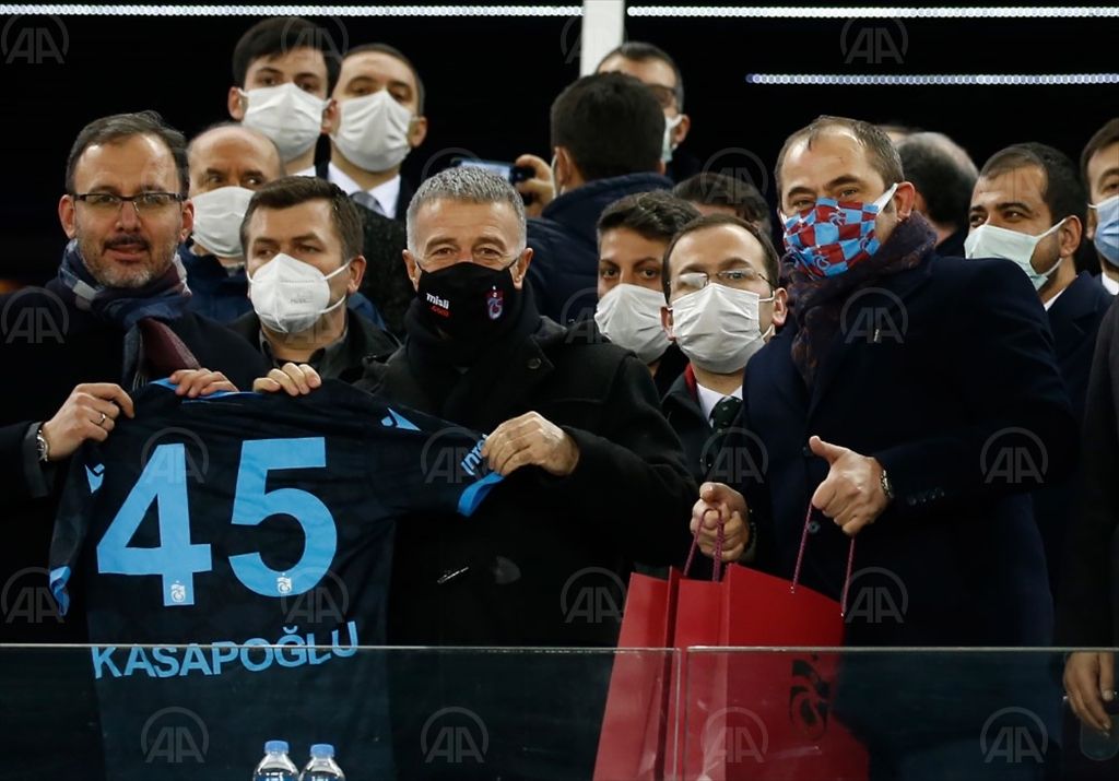 Bakan Kasapoğlu’na Trabzonspor forması hediye edildi