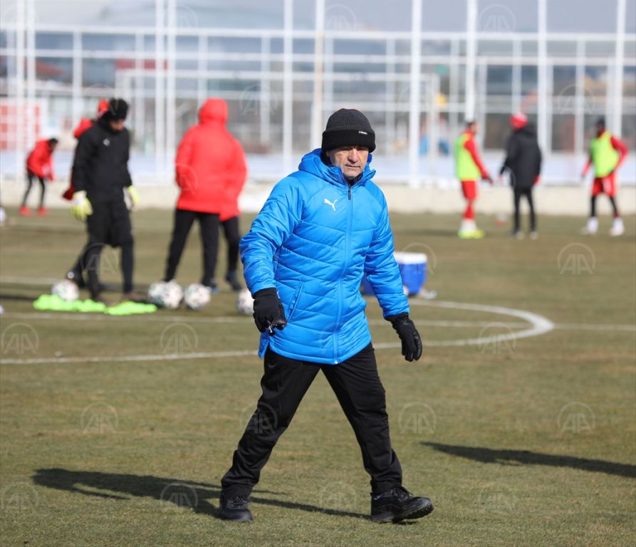 Sivasspor Teknik Direktörü Çalımbay, Fenerbahçe karşısında takımına güveniyor: