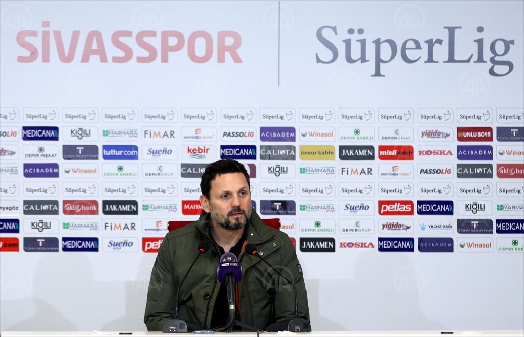 Fenerbahçe Teknik Direktörü Erol Bulut :-“Fenerbahçe camiasına yanlış yapılan olaylar var”