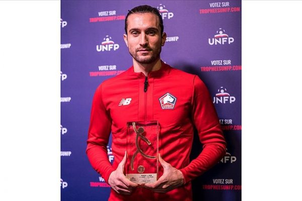 Ayın futbolcusu seçilen Yusuf Yazıcı plaketini aldı