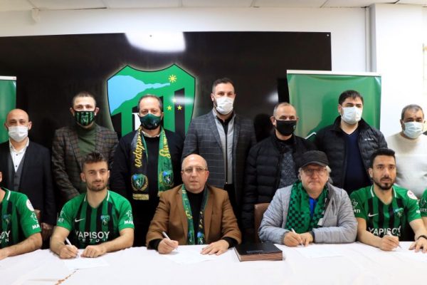 Kocaelispor, teknik direktör Mustafa Reşit Akçay ve 4 futbolcuyla sözleşme imzaladı