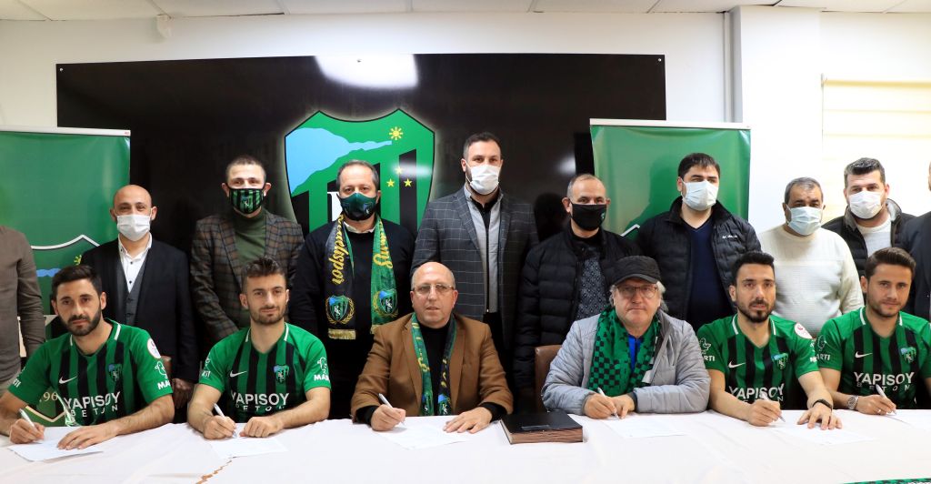 Kocaelispor, teknik direktör Mustafa Reşit Akçay ve 4 futbolcuyla sözleşme imzaladı