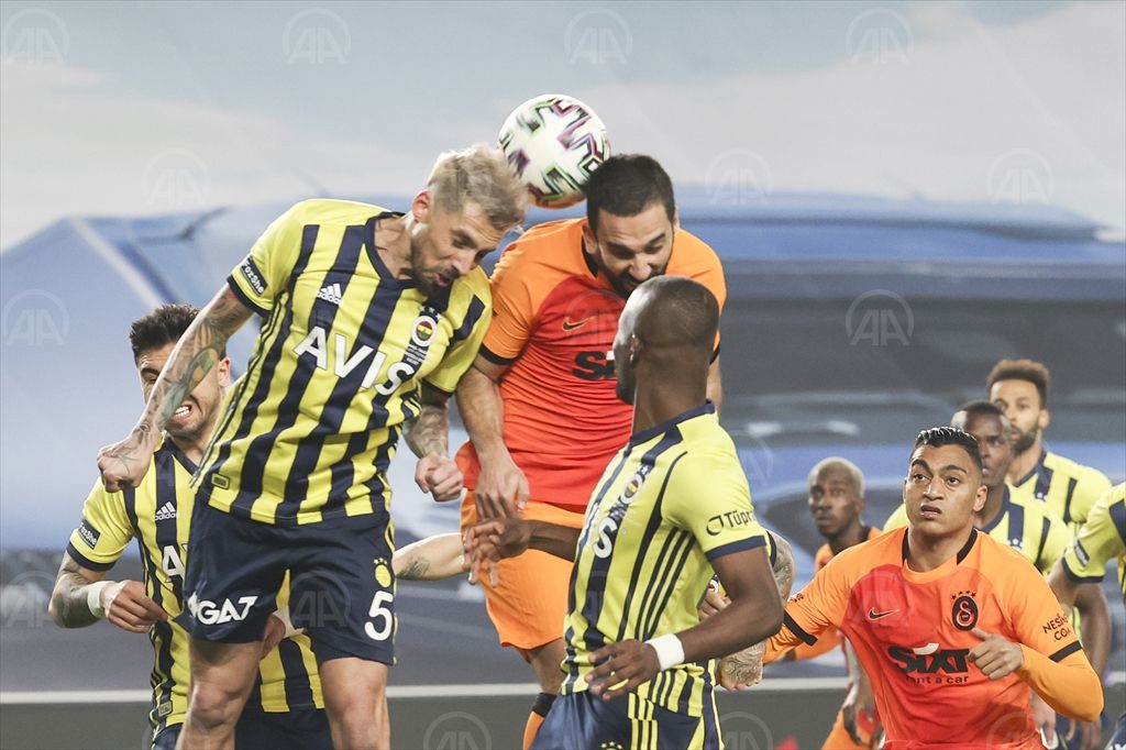 Derbiyi kazanan Galatasaray, liderliğe yükseldi