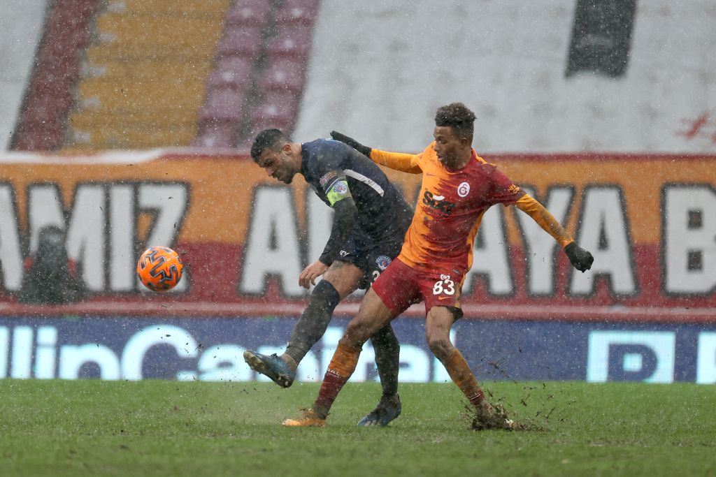 Galatasaray, Kasımpaşa karşısında zorlansa da liderliği bırakmadı