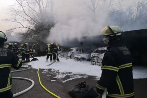 HAMBURG’da arabalar yandı