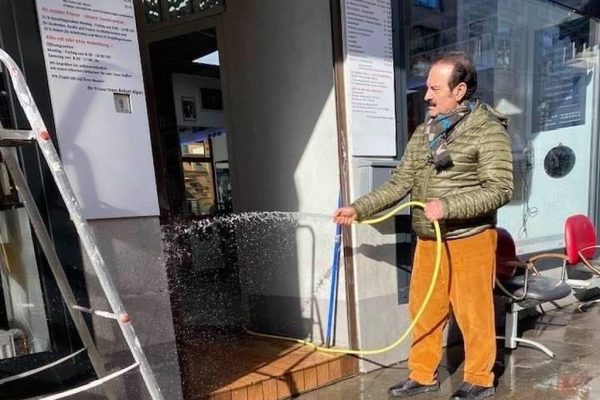 Hazırlıklara başlayan berberler açılış için gün sayıyor