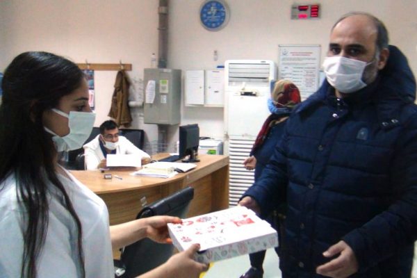Gaziantep’te acil doktoru kendisini tehdit eden hastasıyla sağlık personeline pizza ısmarlaması karşılığında uzlaştı