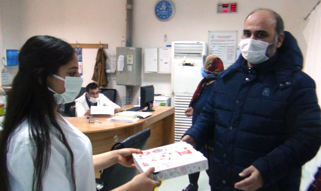 Gaziantep’te acil doktoru kendisini tehdit eden hastasıyla sağlık personeline pizza ısmarlaması karşılığında uzlaştı