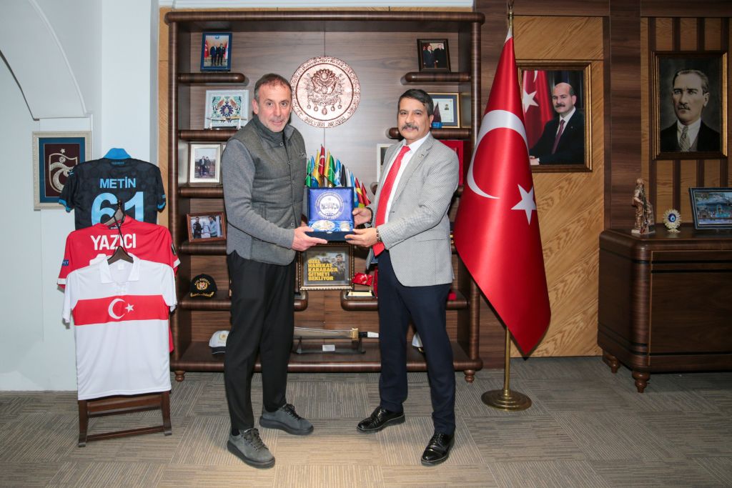 Trabzonspor Teknik Direktörü Avcı’dan Trabzon İl Emniyet Müdürlüğüne ziyaret