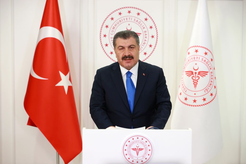 Koca: “Maskeleri tanımadığımız, yakın durmanın yakınlık ifadesi olduğu günlere geri dönmeyi tam vaat edemem ama oraya doğru yürüdüğümüzü görüyoruz.”