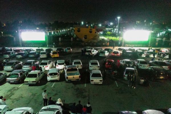 Adana’da vatandaşlar Beşiktaş-Fenerbahçe derbisini kurulan dev ekranda araçlarından izledi