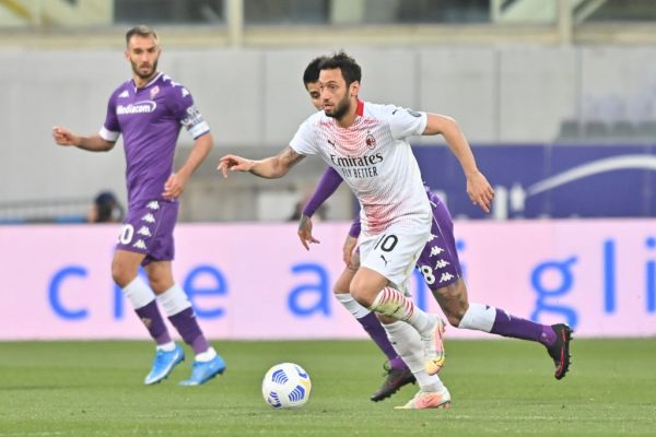 Hakan Çalhanoğlu, Milan’a Fiorentina karşısında galibiyeti getirdi