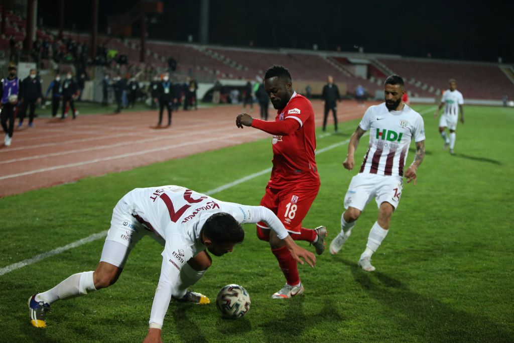 Aydeniz Et Balıkesirspor, sahasında Royal Hastanesi Bandırmaspor’u 2-1 yendi