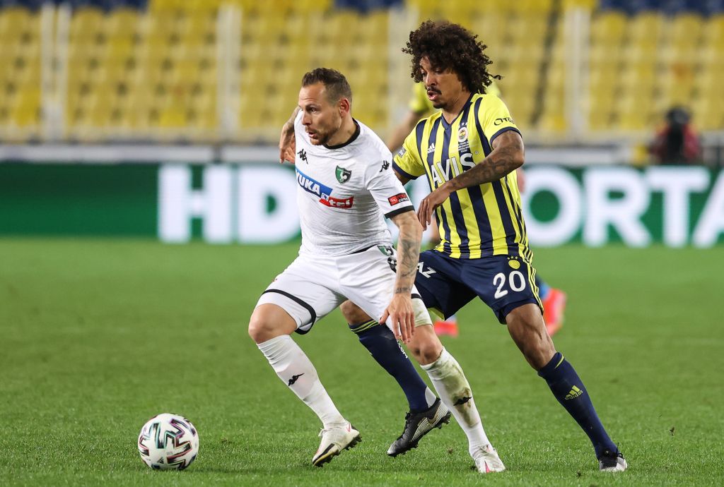 Bir maçı eksik Beşiktaş, haftayı en yakın rakibi Fenerbahçe’nin 2 puan önünde lider kapattı
