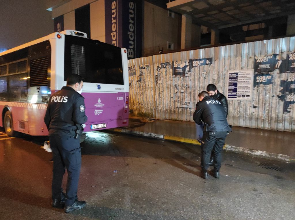 Ataşehir’de aracın çarpması sonucu otobüsün altına sürüklenen kadın hayatını kaybetti