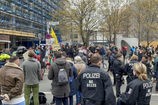 Almanya’da Kovid-19 tedbirleri protesto edildi