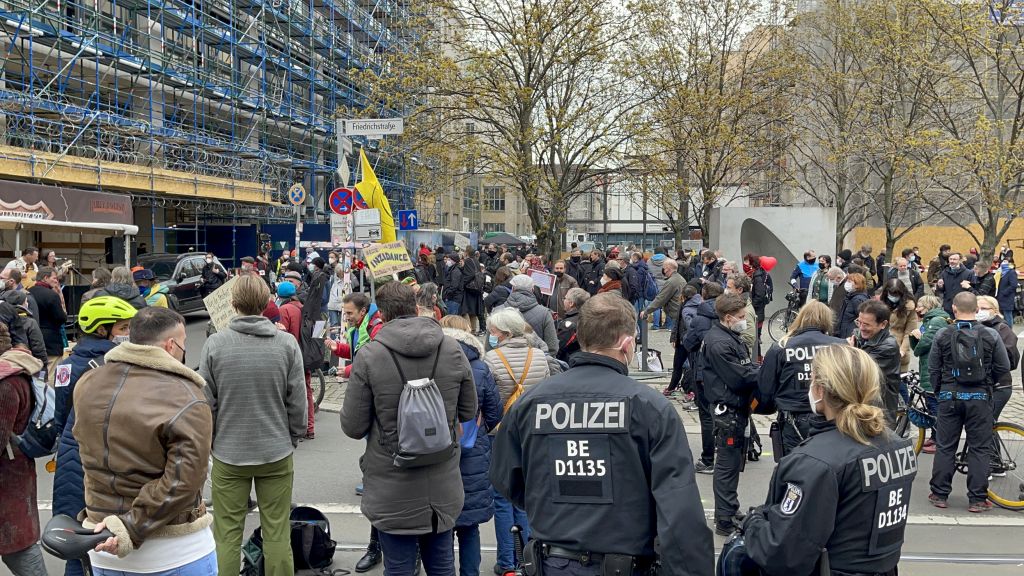 Almanya’da Kovid-19 tedbirleri protesto edildi
