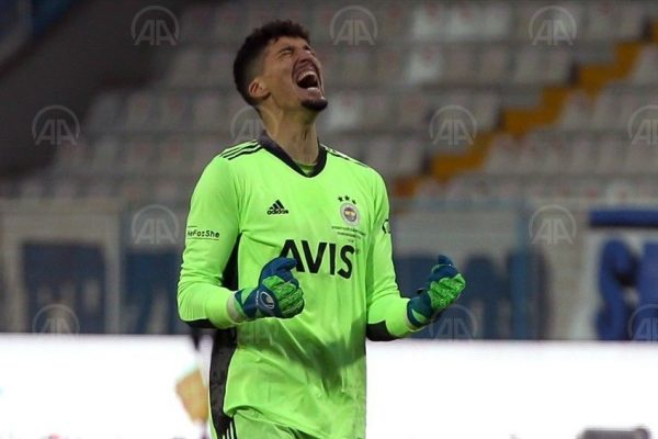 Fenerbahçe’de el bileğinde kırık saptanan kaleci Altay Bayındır ameliyat edilecek