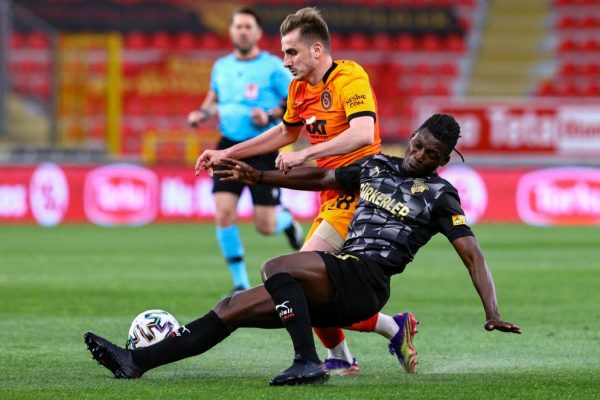 Göztepe’yi 3-1 mağlup eden Galatasaray, lider Beşiktaş’la puan farkını 6’ya indirdi