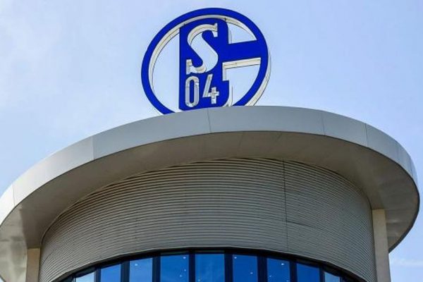 Küme düşen Schalke 04’ün taraftarları takım otobüsüne saldırdı