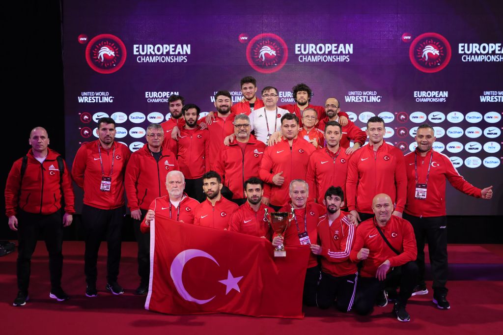 Milli güreşçiler, Avrupa Şampiyonası’nı 8 madalyayla tamamladı
