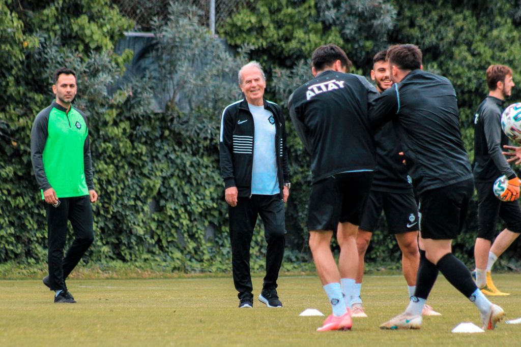 Mustafa Denizli, Altay’da ilk antrenmanına çıktı