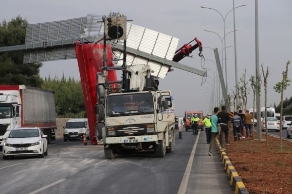 Gaziantep’te tırın seyir halindeyken açılan dorsesi yön tabelasına takıldı