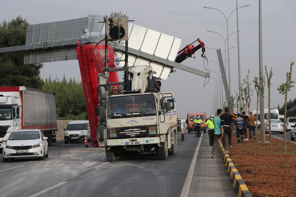 Gaziantep’te tırın seyir halindeyken açılan dorsesi yön tabelasına takıldı