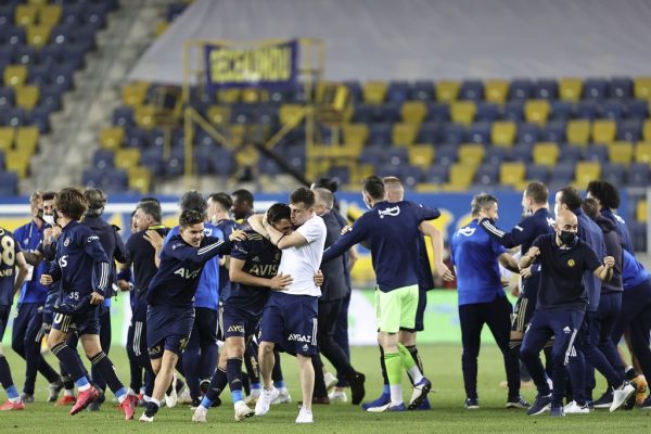 Fenerbahçe, şampiyonluk yarışına uzatmada tutundu