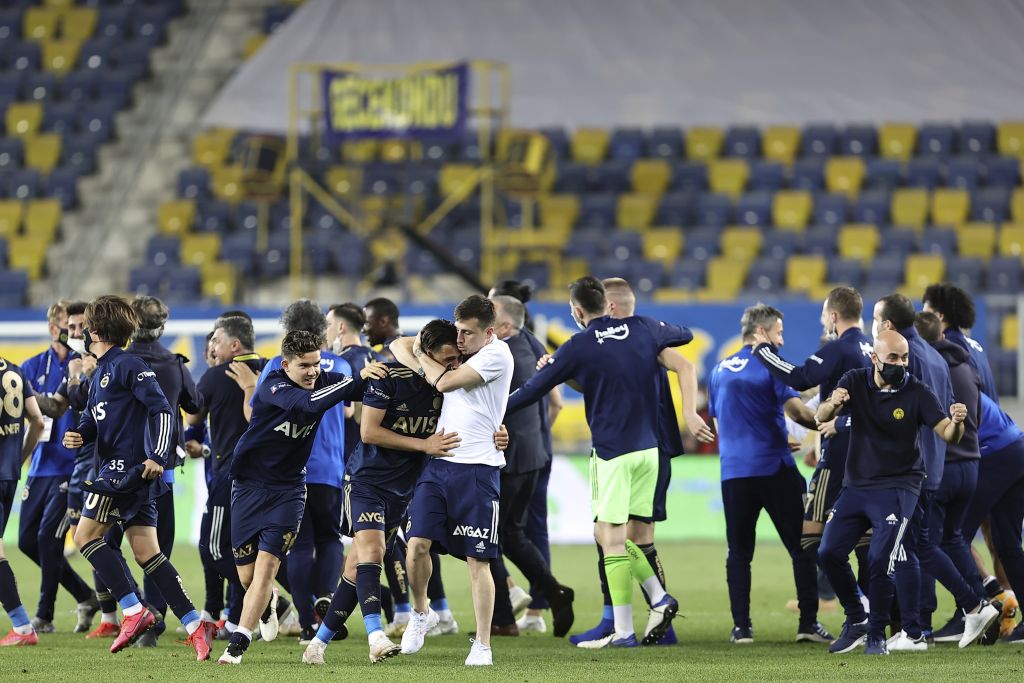 Fenerbahçe, şampiyonluk yarışına uzatmada tutundu