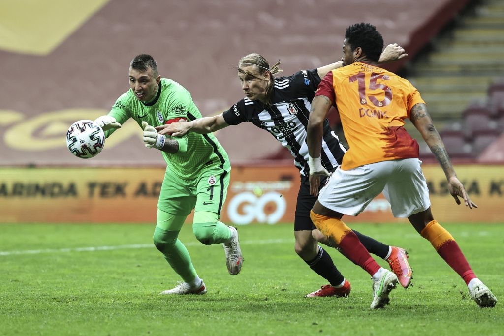 Derbiyi kazanan Galatasaray, şampiyonluk yarışını bırakmadı