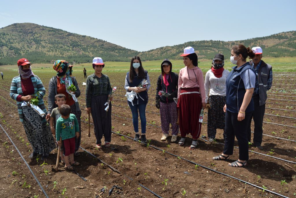 Gaziantep’e tarlada çalışan kadınlara “Anneler Günü” sürprizi