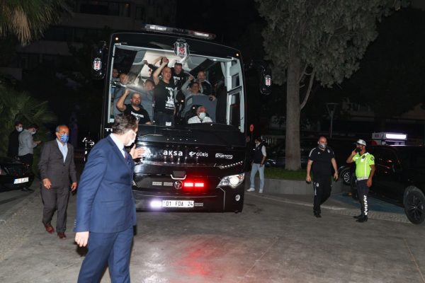 İzmir’de Beşiktaş taraftarları şampiyonluğu kutladı