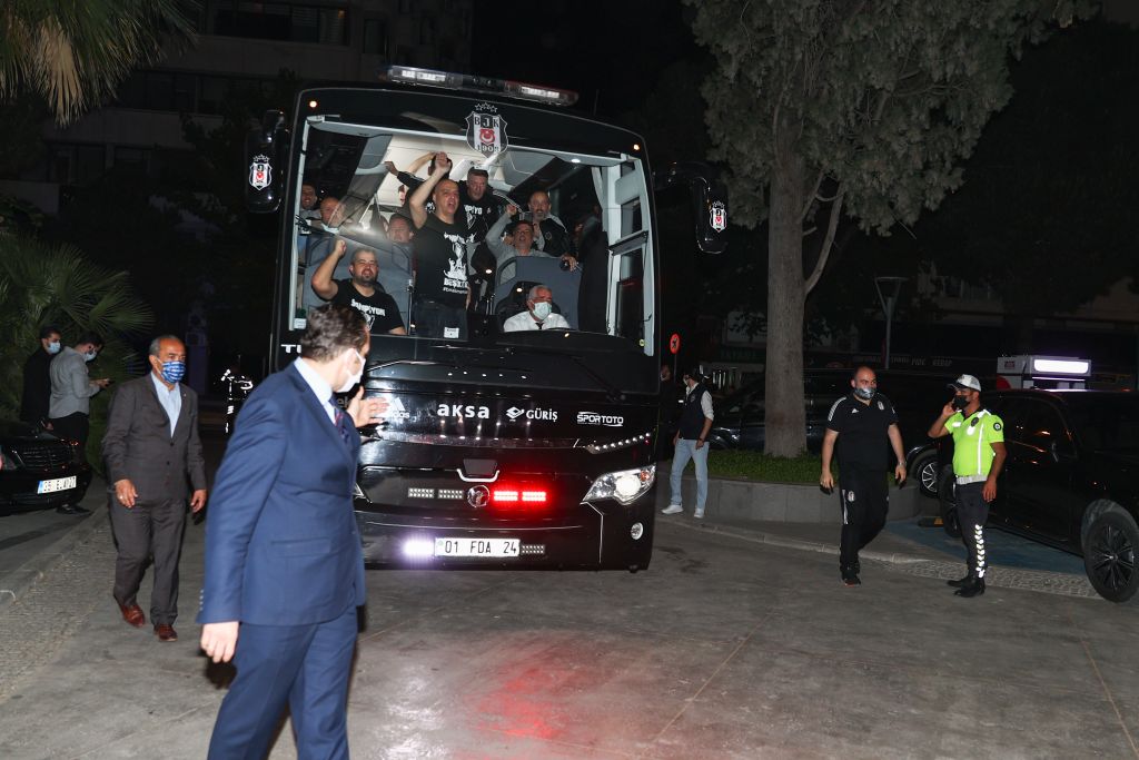 İzmir’de Beşiktaş taraftarları şampiyonluğu kutladı