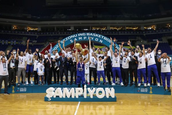 Basketbol Süper Ligi’nde şampiyon Anadolu Efes, kupasını aldı