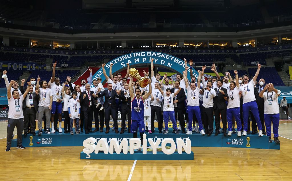 Basketbol Süper Ligi’nde şampiyon Anadolu Efes, kupasını aldı