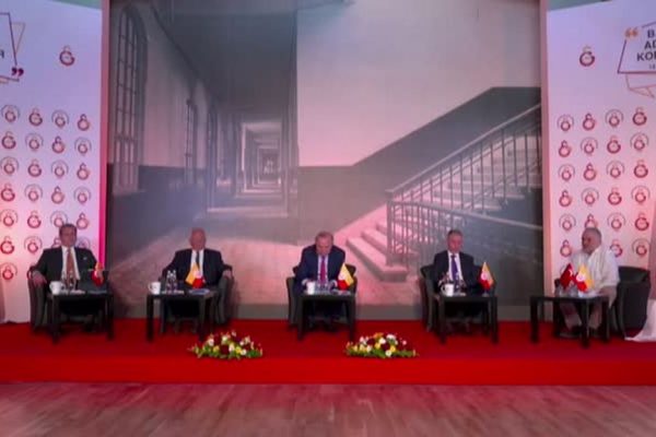 Galatasaray Kulübünde 4 başkan adayı canlı yayında bir araya geldi