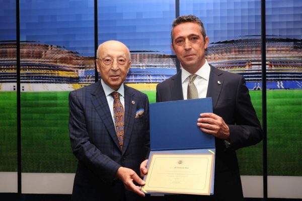 Fenerbahçe’de Ali Koç başkanlığındaki yönetim kurulu, mazbatalarını aldı