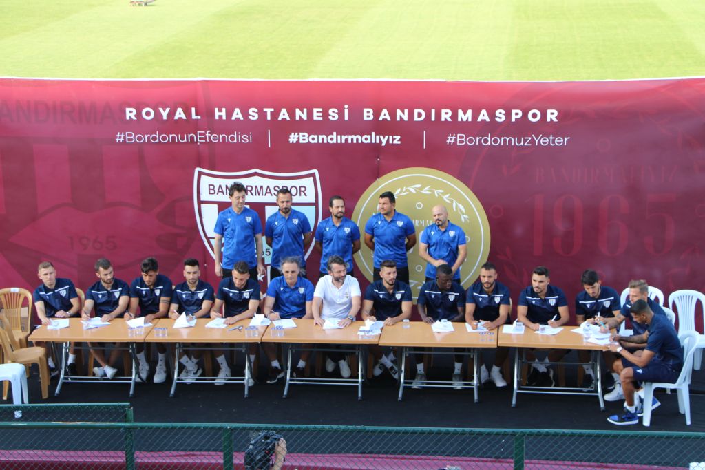 Bandırmaspor, yeni transferleri için imza töreni düzenledi