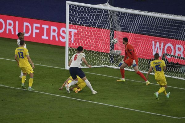 İngiltere yarı finale farklı uzandı