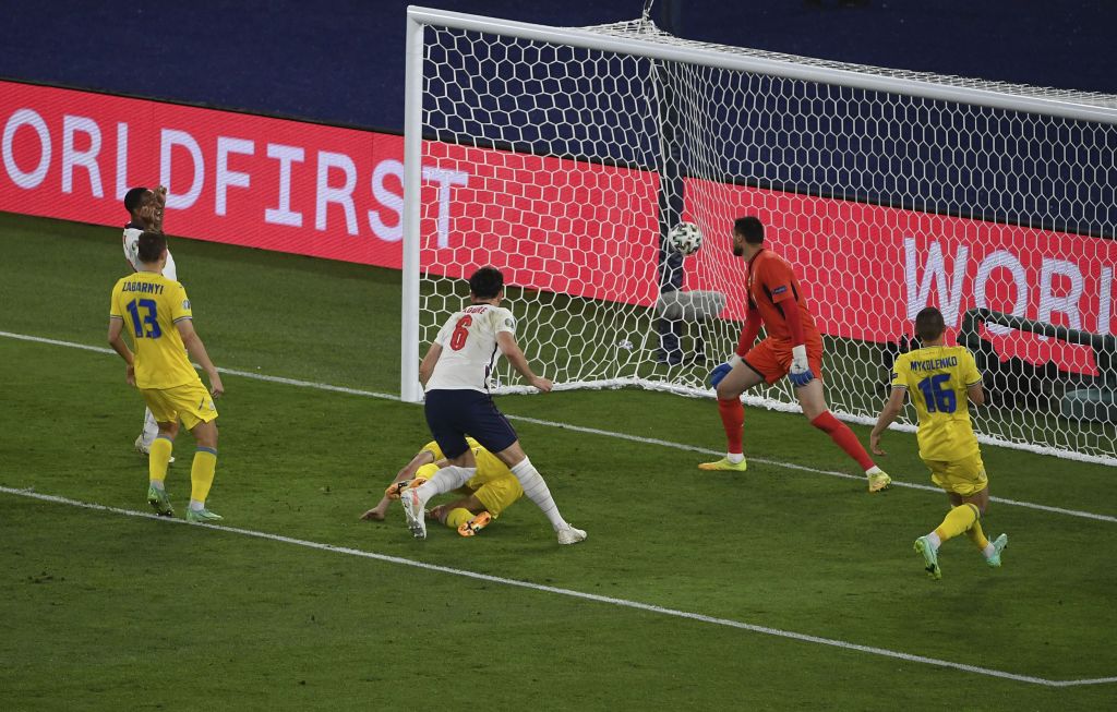 İngiltere yarı finale farklı uzandı