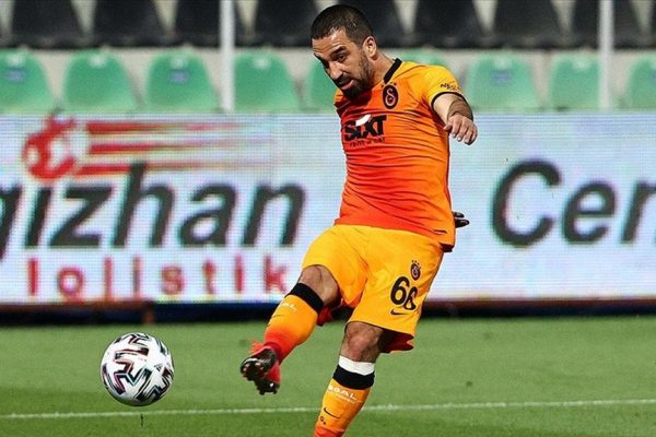 Galatasaray, deneyimli futbolcusu Arda Turan ile bir yıllık yeni sözleşme imzaladı