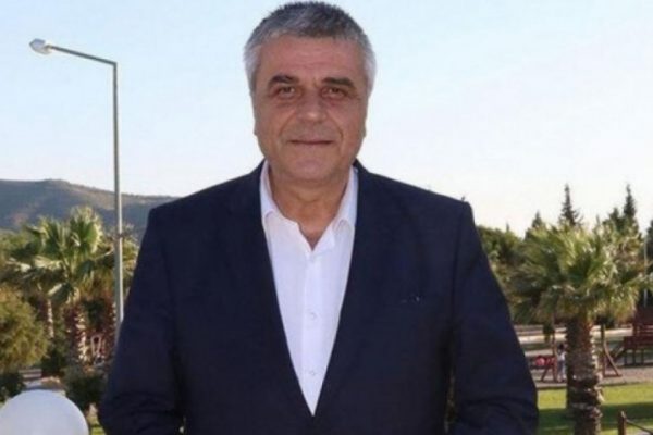 Akhisarspor eski başkanı Hüseyin Eryüksel, direksiyon başında kalp krizi geçirerek yaşamını yitirdi
