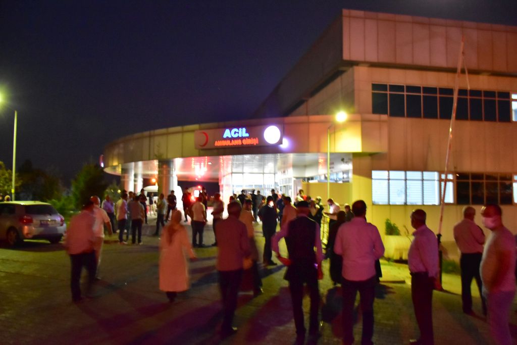 Bingöl’de hafif ticari araç uçuruma devrildi: 2 ölü, 2 yaralı