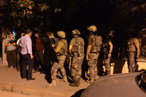 Evinin balkonundan etrafa ateş açarken kendisini vuran kişi yaşamını yitirdi