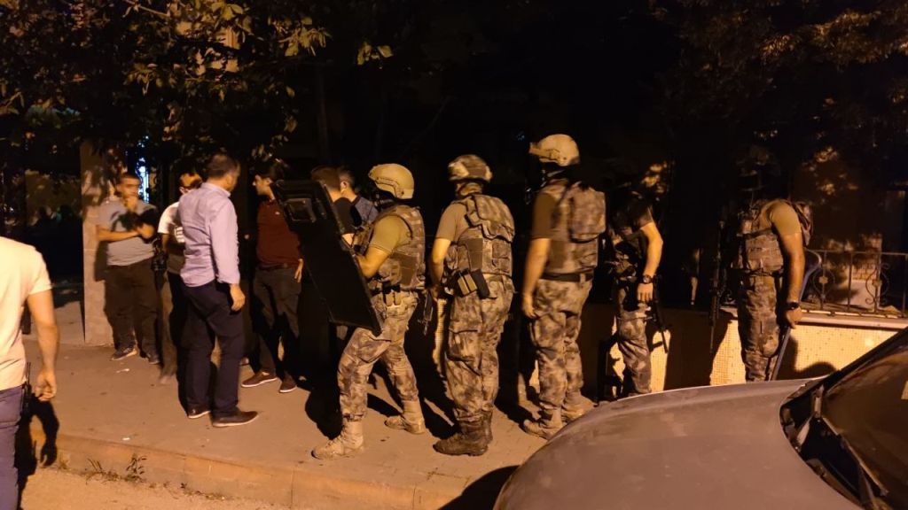 Evinin balkonundan etrafa ateş açarken kendisini vuran kişi yaşamını yitirdi