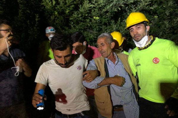 Aydın’daki orman yangınında evinde mahsur kalan kişi kurtarıldı