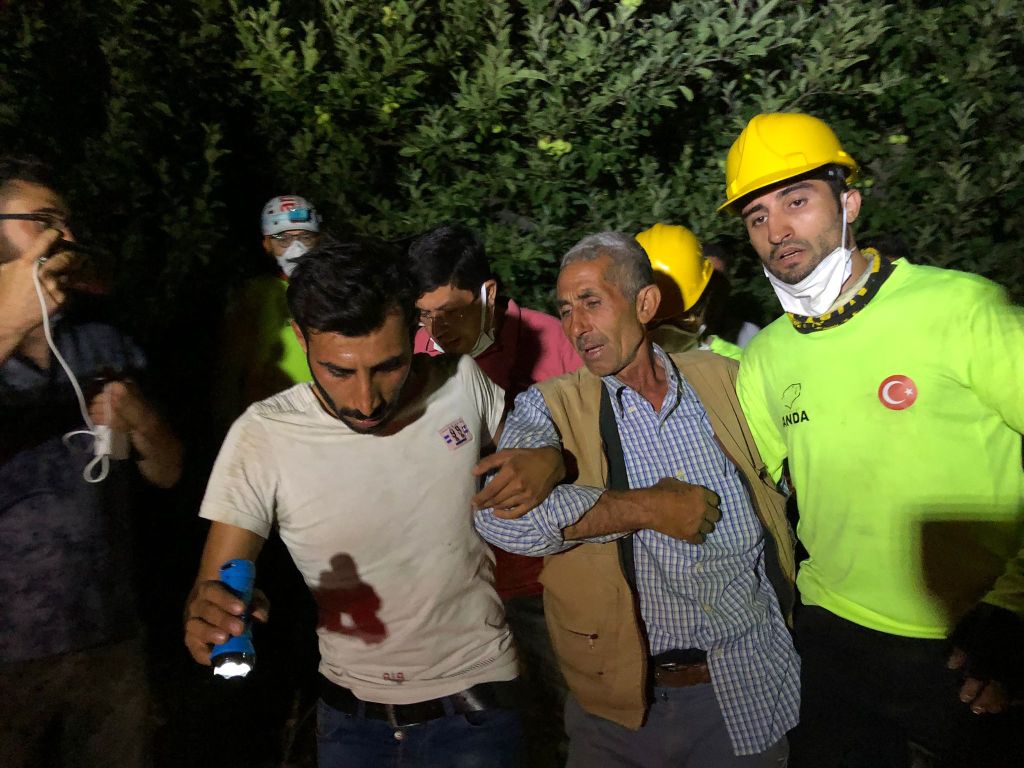 Aydın’daki orman yangınında evinde mahsur kalan kişi kurtarıldı